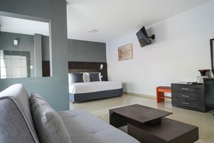 Escritorio, tabla de planchar con plancha, wifi gratis y ropa de cama