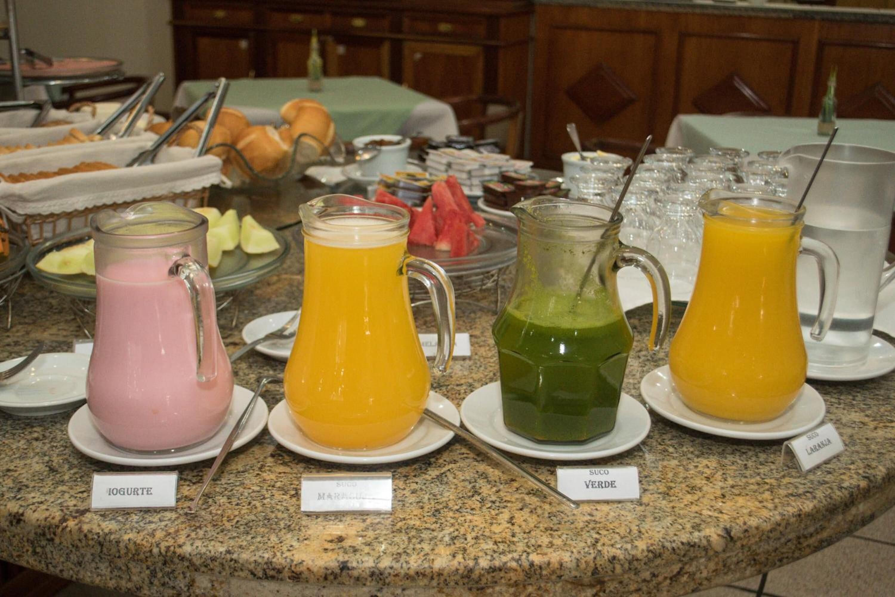 Een buffet met verschillende vruchtensappen en een keuze aan gebak.
