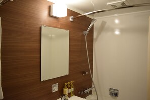 Combined shower/bathtub, free toiletries, hair dryer, bidet