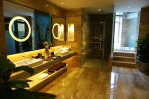 Jianguo Suite | Bathroom | Free toiletries, hair dryer, bathrobes, slippers - Venice Jianguo Hotel Dandong (Dandong)