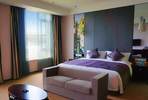 Deluxe-Zimmer, Flussblick | Hochwertige Bettwaren, Minibar, Zimmersafe, Schreibtisch