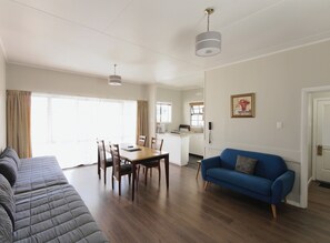 Appartement Familial, 1 chambre | Espace de travail pour ordinateur portable, fer et planche à repasser