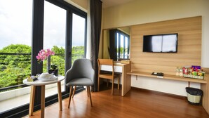 Une chambre moderne équipée d’un bureau, d’une chaise et d’un téléviseur fixé au mur.