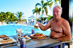 Se sirven desayunos, comidas y cenas 