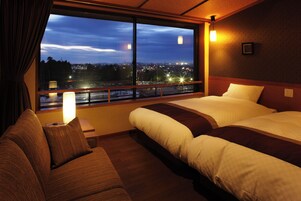 Ropa de cama de alta calidad y caja de seguridad en la habitación 