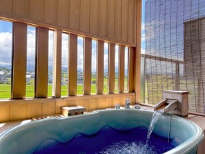 Huone, tupakointi kielletty (Modern JP-Western Style OutdoorBath) | Kylpyhuone | Suihku, hiustenkuivaaja, kylpytakit, tohvelit