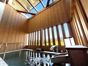 別邸峰の界 露天風呂付スイートルーム 禁煙 | バスルーム | シャワー、ヘアドライヤー、バスローブ、スリッパ