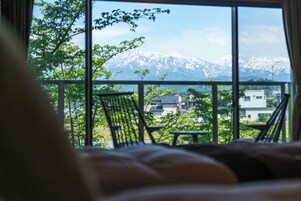 Ropa de cama de alta calidad y caja de seguridad en la habitación 