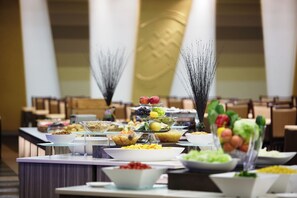 A buffet with various food items and a decorative centerpiece. - Kintarouonsen (Uozu)