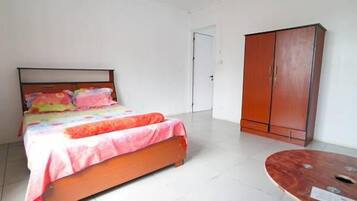 Doppelzimmer, 1 Doppelbett, Eckzimmer | Zimmersafe, Schreibtisch, schallisolierte Zimmer, Bügeleisen/Bügelbrett