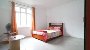 Caja de seguridad en la habitación y escritorio 