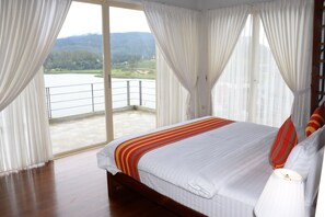 Deluxe Triple Room, Lake View | In-room safe, desk, iron/ironing board, free WiFi - Serenus Boutique Villa (Nuwara Eliya)