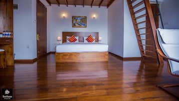 Habitación triple Deluxe, vista al lago | Caja de seguridad en la habitación y escritorio