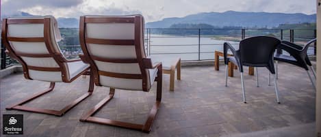 Chambre Triple Deluxe, vue lac | Balcon