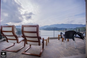 Chambre Triple Deluxe, vue lac | Balcon