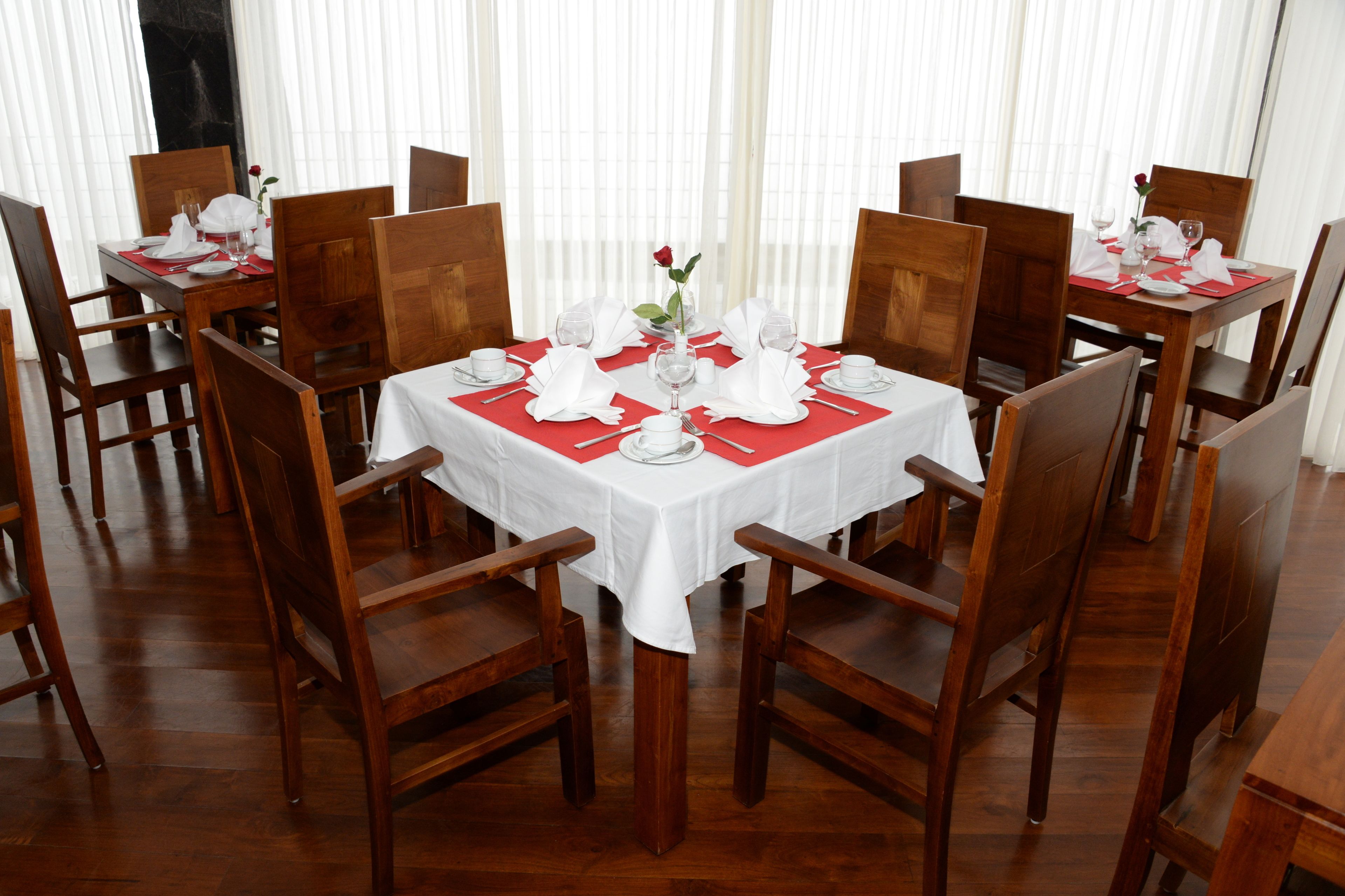 breakfast, lunch, dinner served; international cuisine