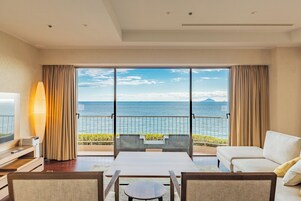 Royal Suite | Premium bedding, down comforters, in-room safe, blackout drapes