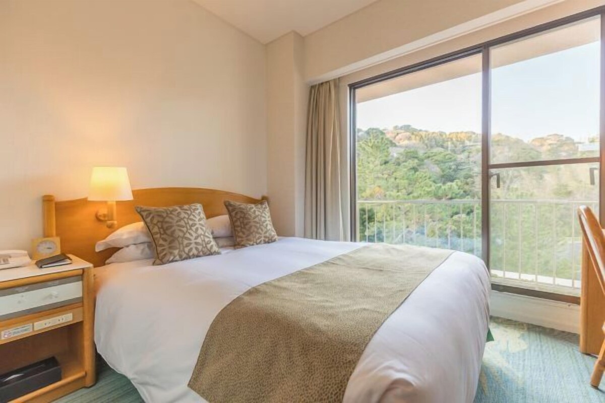 Luxe beddengoed, donsdekens, een kluis op de kamer