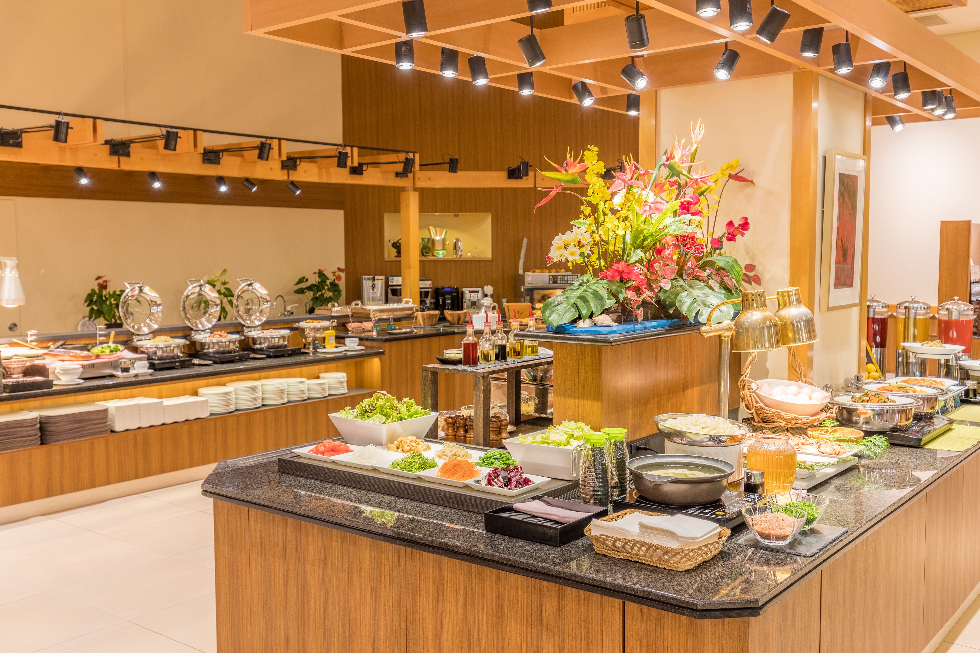 Een buffet met diverse gerechten en een decoratief middelpunt.