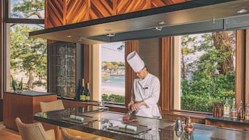 4 restaurants; breakfast, lunch, and dinner served