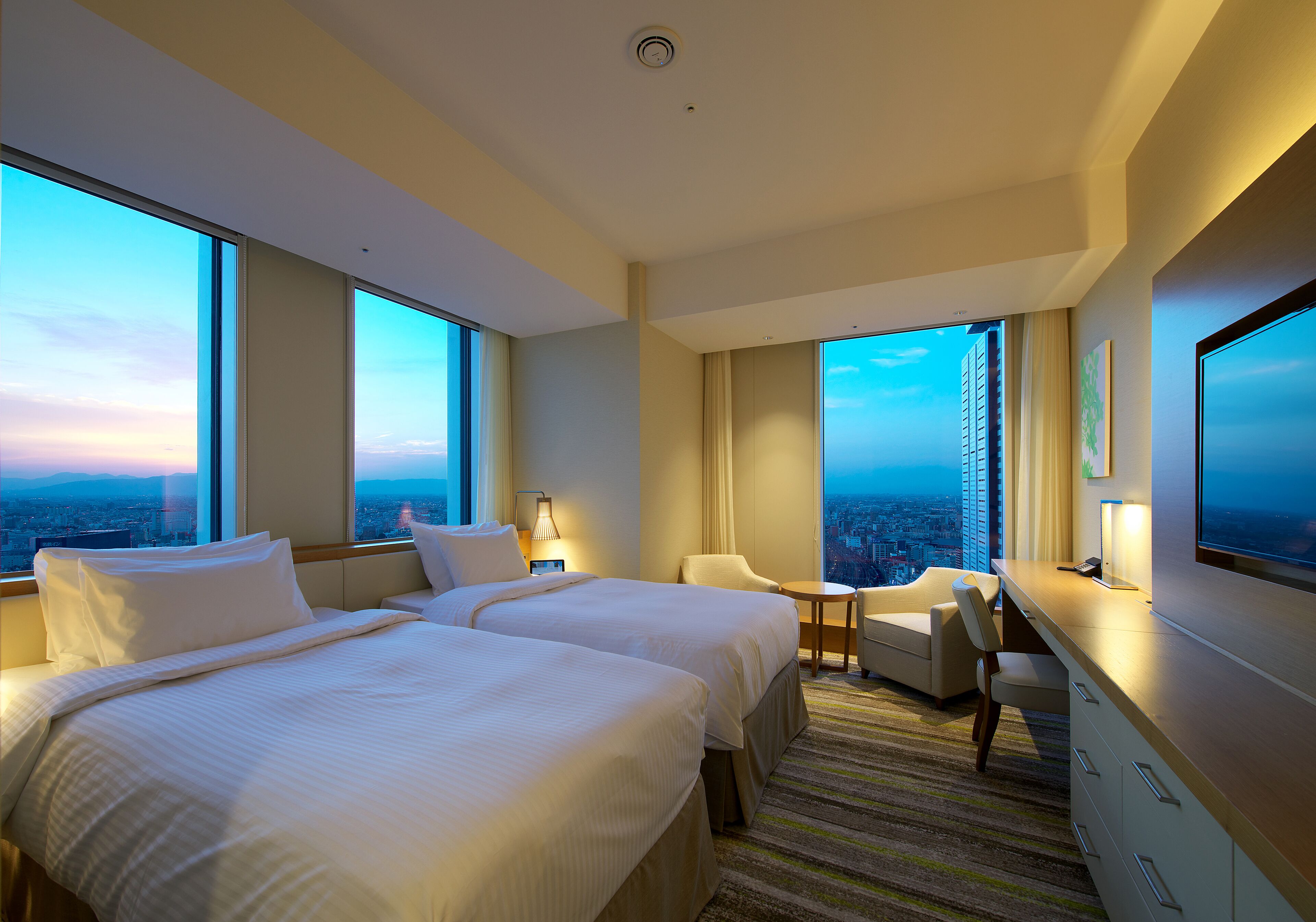 Safe på rommet, skrivebord, blendingsgardiner og strykejern/-brett