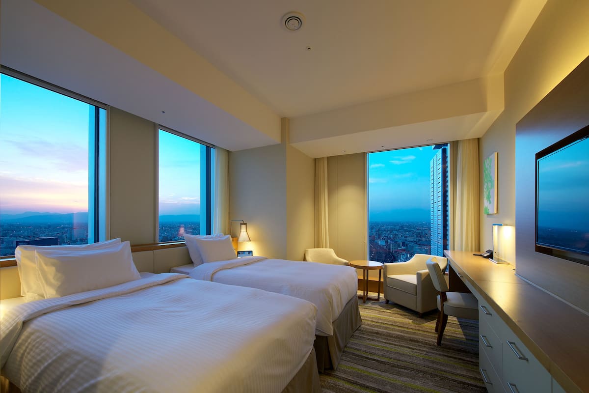 Safe på rommet, skrivebord, blendingsgardiner og strykejern/-brett