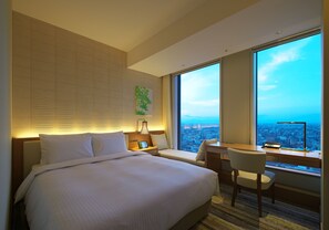 Tallelokero huoneessa, työpöytä, pimennysverhot, silitysrauta/-lauta