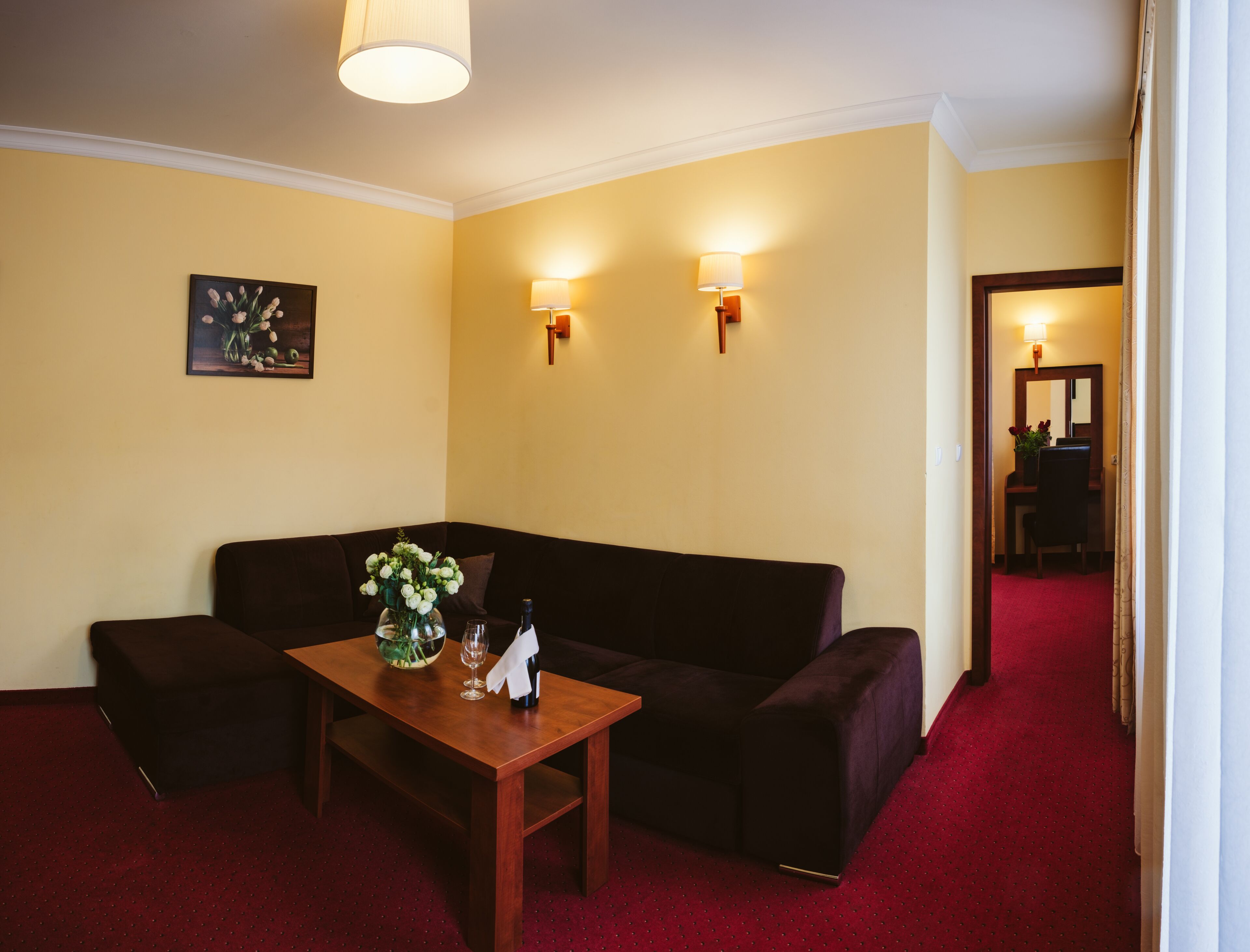 deluxe suite | desk, iron/ironing board, free wifi, bed sheets