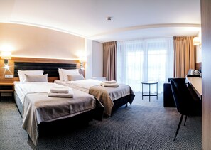 Escritorio, tabla de planchar con plancha, wifi gratis y ropa de cama