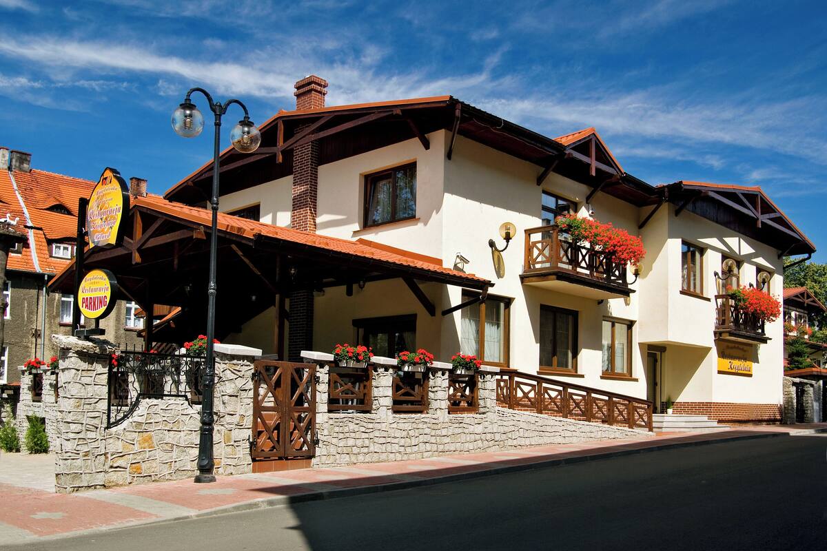 breakfast, lunch, dinner served; regional cuisine