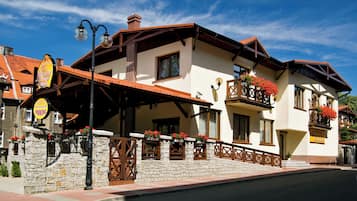Aperto a colazione, pranzo e cena, cucina regionale