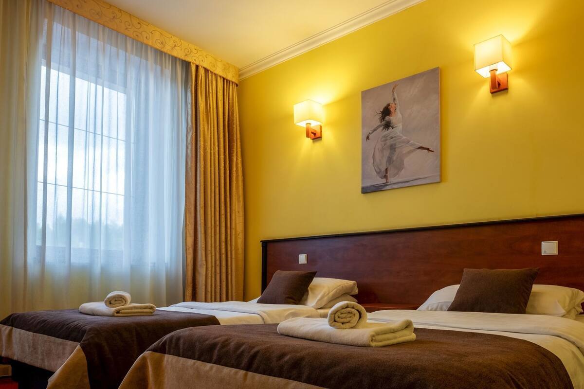 Escritorio, tabla de planchar con plancha, wifi gratis y ropa de cama