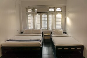 Chambre supérieure double ou avec lits jumeaux | Lit d’appoint (supplément), accès au Wi-Fi (inclus)