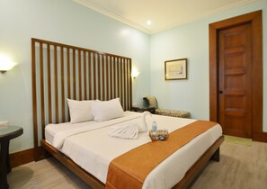 Premier Room | Desk - The Windy Ridge (Tagaytay)