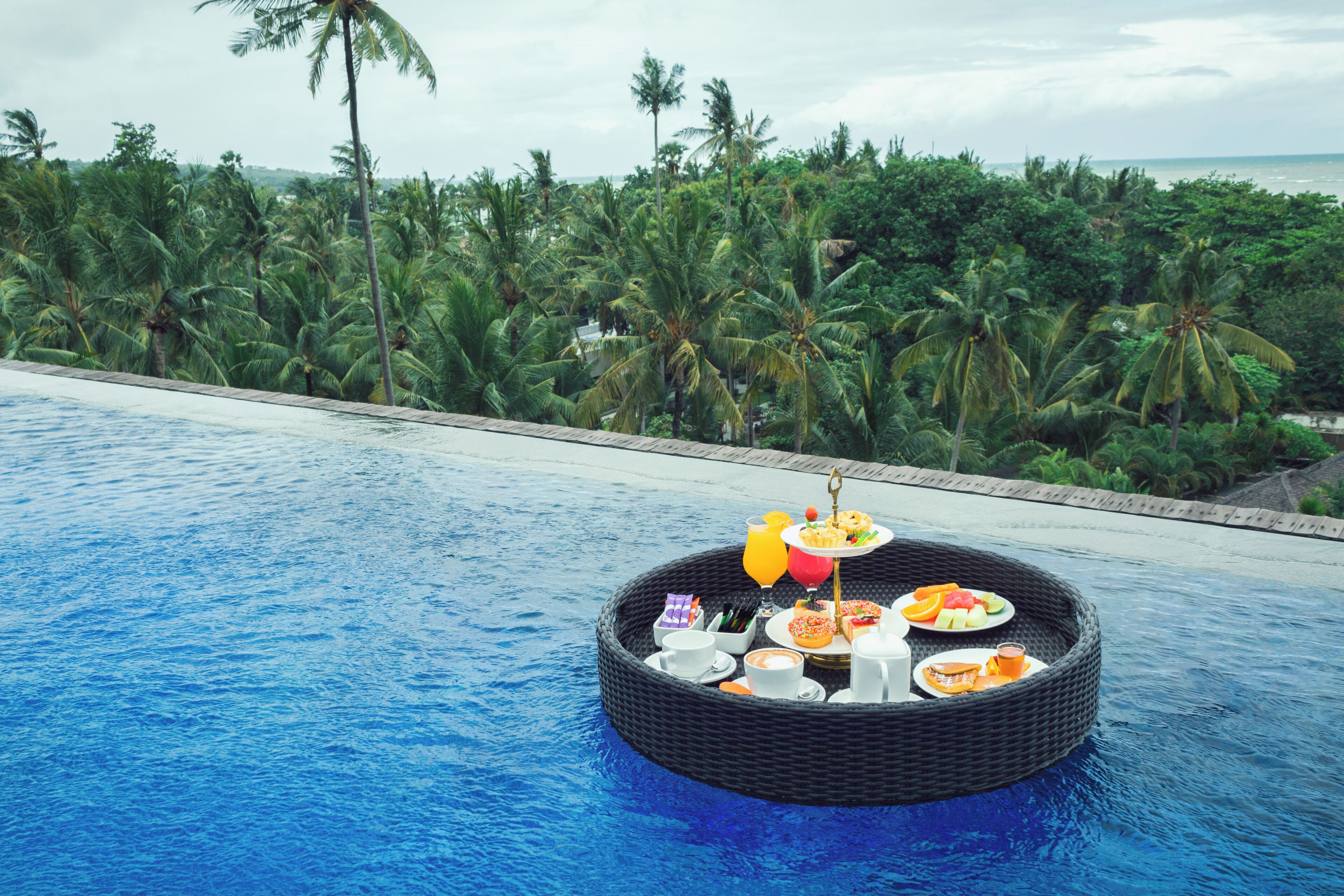 Piscine extérieure, chaises longues