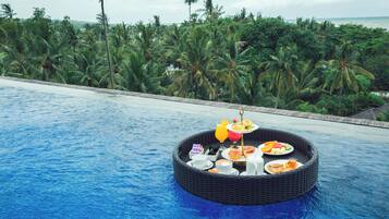 Piscine extérieure, chaises longues