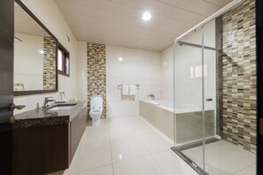 Quarto executivo | Banheiro | Banheira de imersão, produtos de toalete grátis, secador de cabelo 