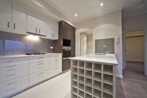 Fridge, microwave, stovetop, coffee/tea maker - Zappeion Apartments (West Perth)