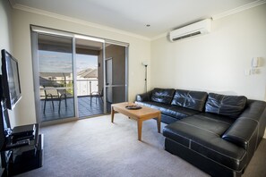 Desk, soundproofing, iron/ironing board, cribs/infant beds - Zappeion Apartments (West Perth)