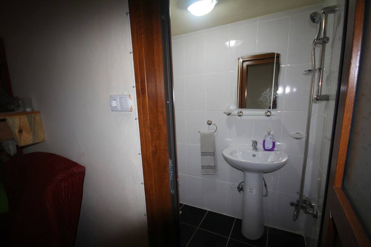 Bathroom sink