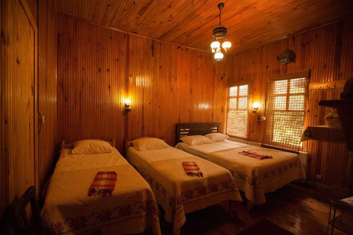 Deluxe Triple Room, 1 Bedroom | Premium bedding, in-room safe, iron/ironing board, rollaway beds