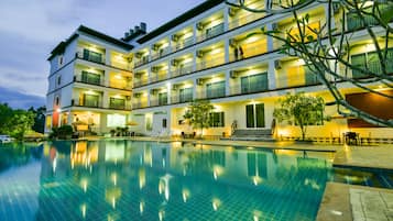 Outdoor pool, sun loungers