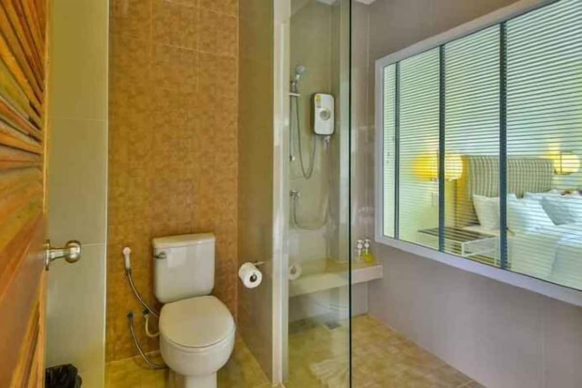 Dusche, kostenlose Toilettenartikel, Haartrockner, Hausschuhe