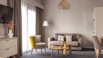 Junior suite, 1 kingsize bed | Luxe beddengoed, een minibar, een kluis op de kamer, een bureau