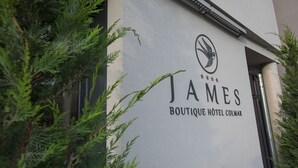 A sign for 'James Boutique Hotel Colmar' with a logo and text. - James Boutique Hôtel (Colmar)