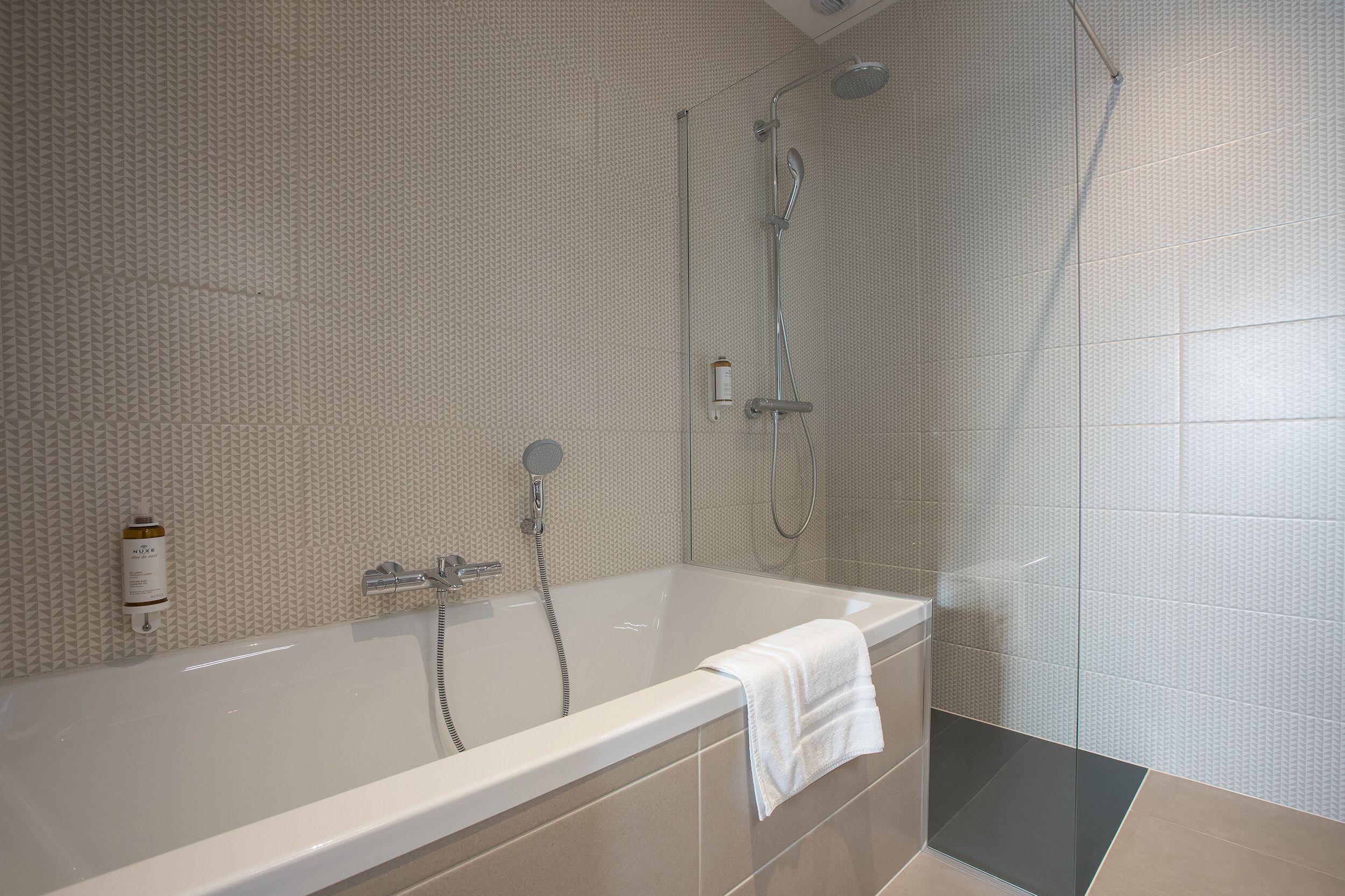 junior suite, 1 king bed | bathroom | shower, free toiletries, hair dryer, towels