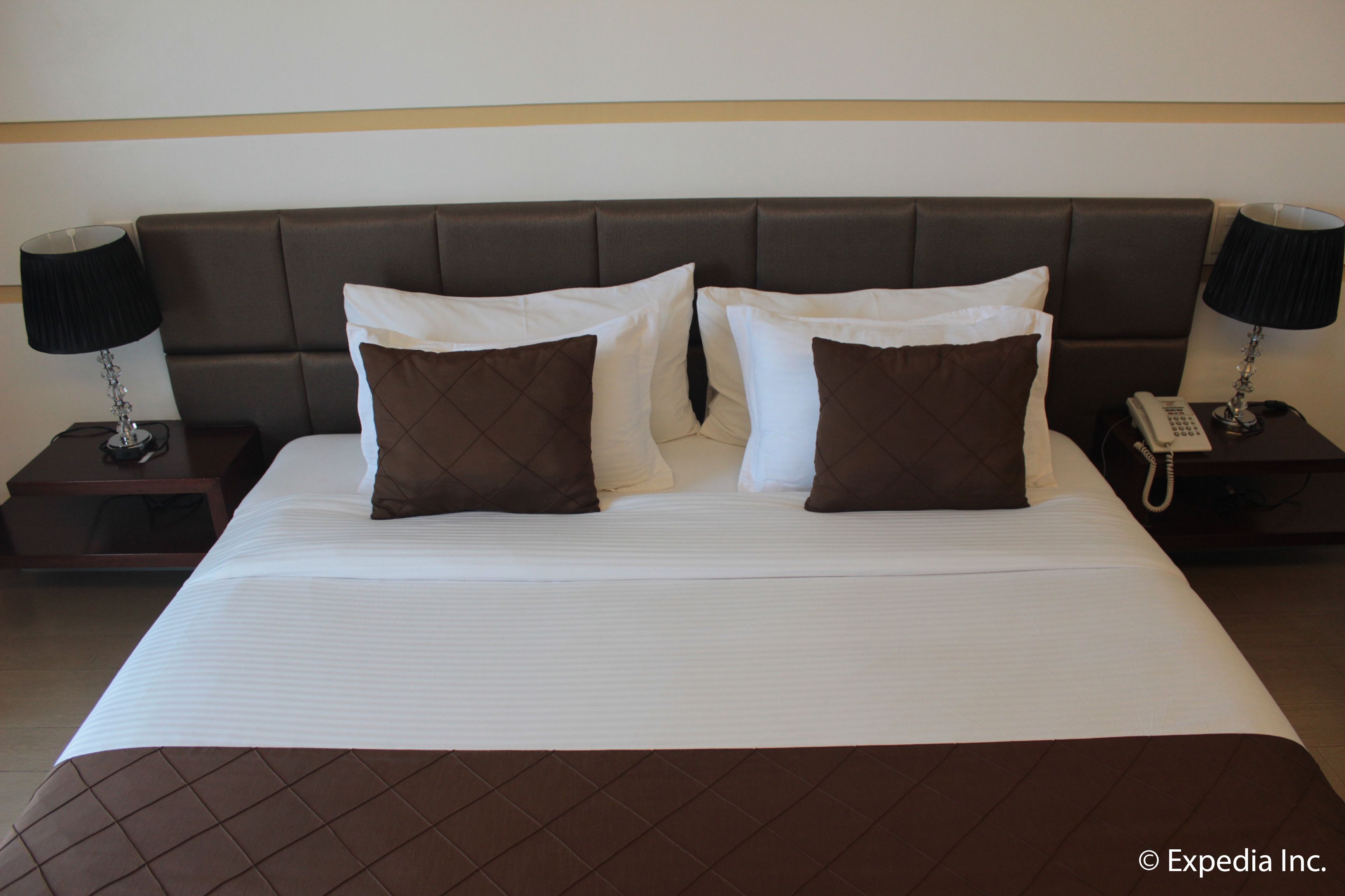 superior room | minibar, in-room safe, desk, rollaway beds