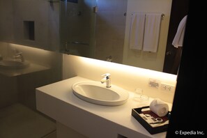 Ducha, artículos de tocador gratuitos, secador de pelo, batas