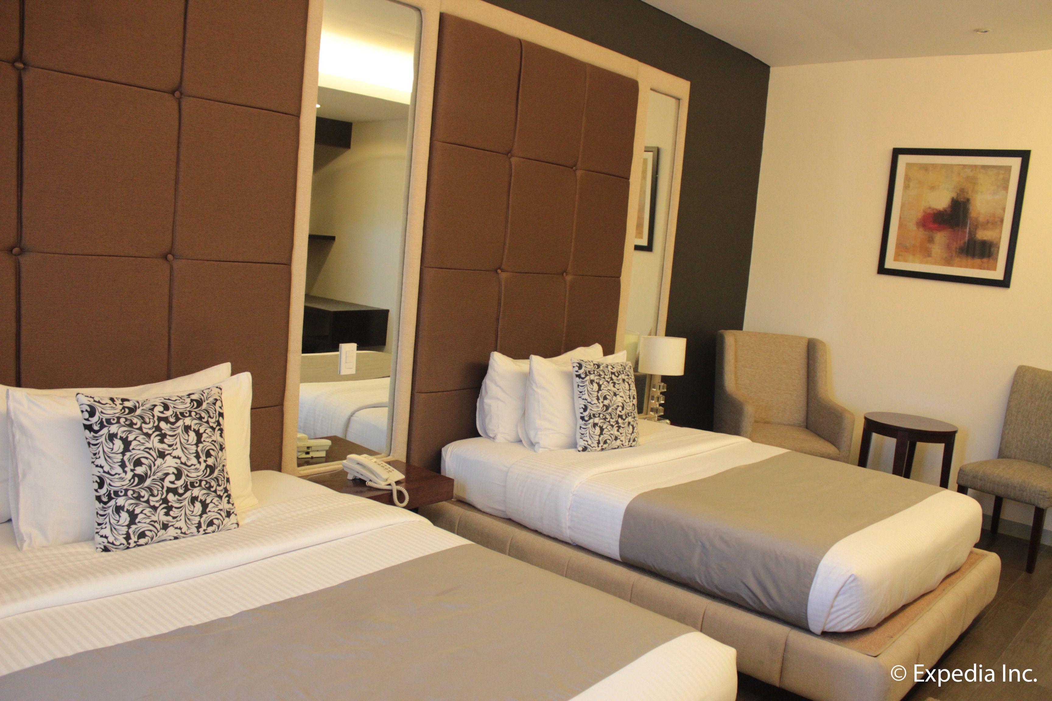 double deluxe | minibar, in-room safe, desk, rollaway beds