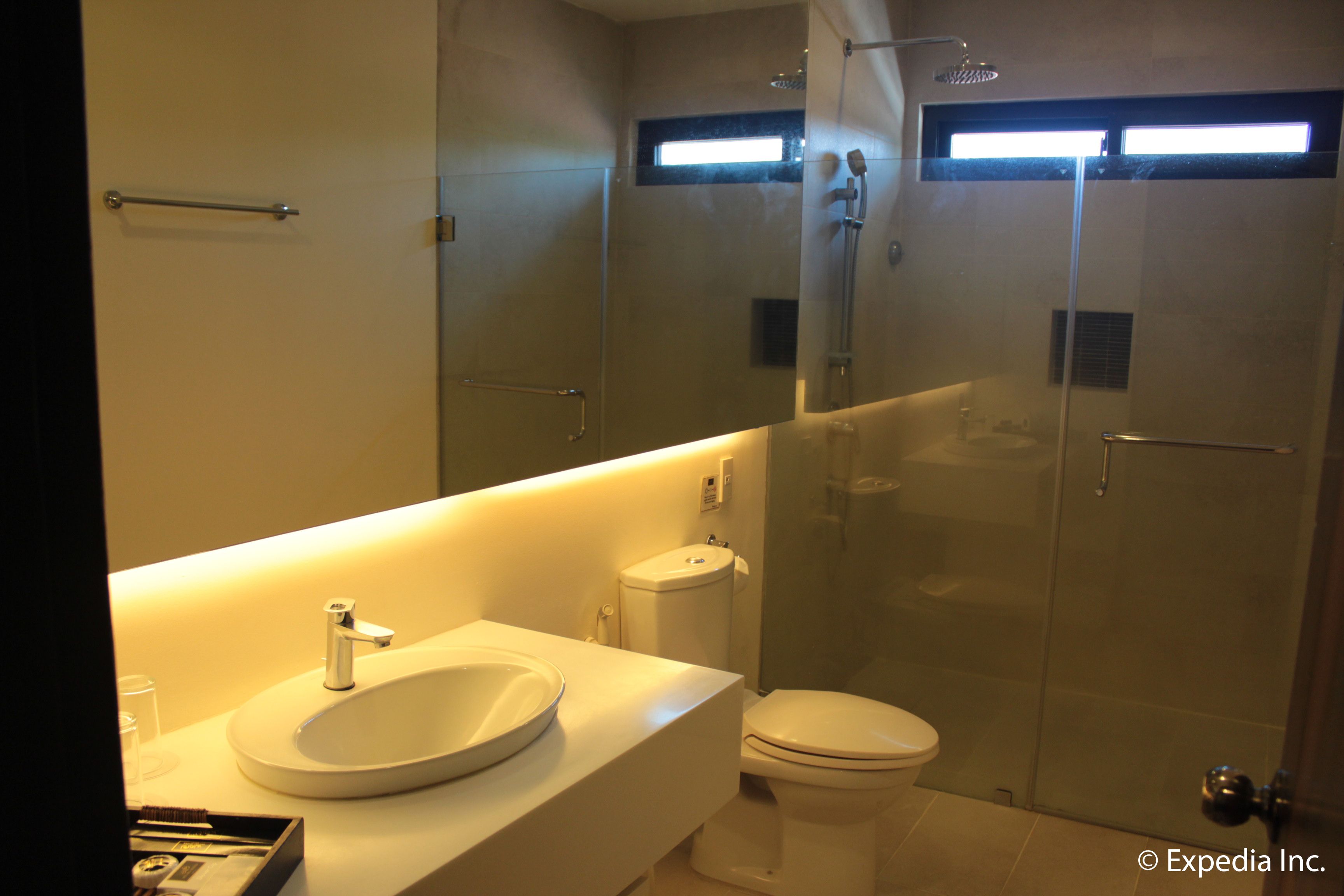 double deluxe | bathroom amenities | shower, free toiletries, hair dryer, bathrobes